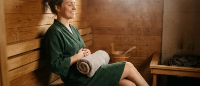 Saunování při menstruaci: Jak bezpečně vyzrát na křeče bez prášků Saunování při menstruaci: Jak bezpečně vyzrát na křeče bez prášků